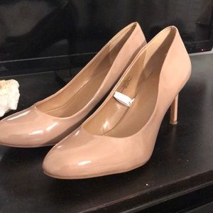 Glossy tan heels size 10 lightly worn